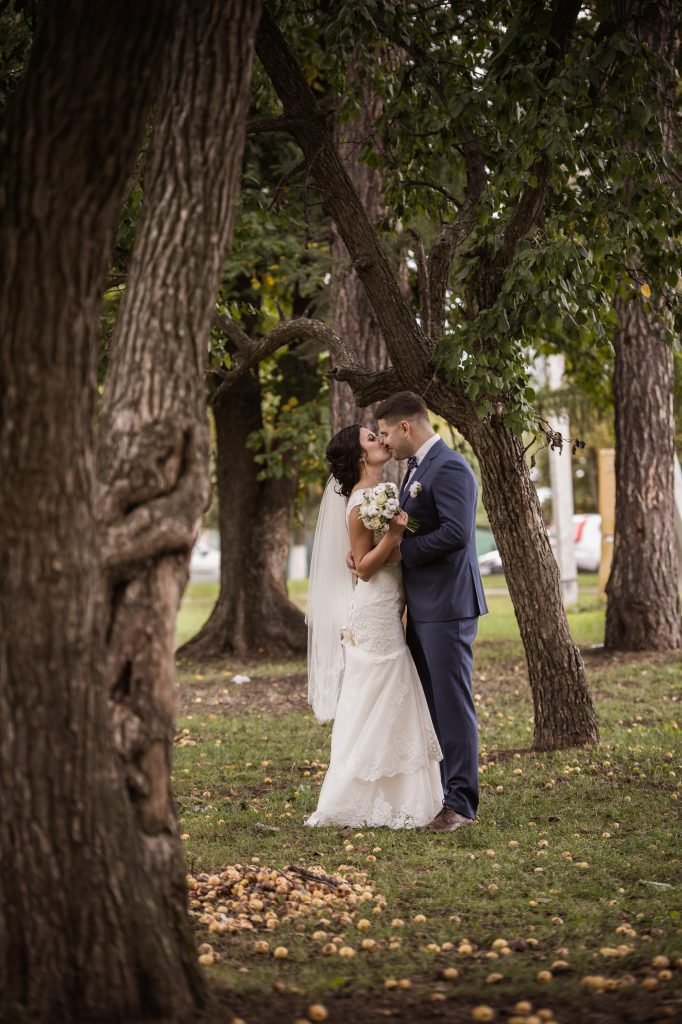 Счастливые молодожены&nbsp;WEDDING BAND : 