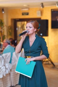 поющая ведущая Мария Шарапова