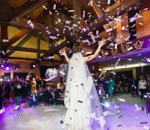 Конфетти и тяжелый дым на первый танец