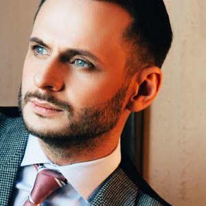 Ведущий Алексей Невзоров