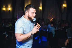 Ведущий Андрей Хазиев