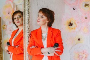 Ведущая праздников.